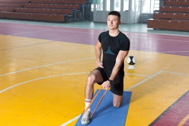Spor giyimli atletik adam ve spor salonunda spor yapıyor..