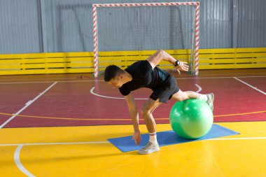 Spor giyimli atletik adam ve spor salonunda spor yapıyor..