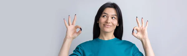 Lächelndes Mädchen Gestikuliert Mit Der Hand Auf Zeichen — Stockfoto