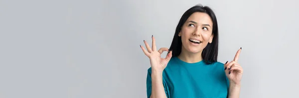 Sorrindo Menina Gestos Sinal Com Mão — Fotografia de Stock