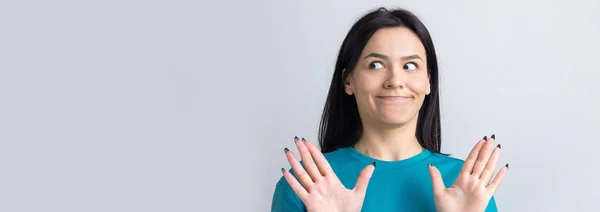 Portret Van Een Ongemakkelijke Mooie Brunette Handpalmen Optillen Stop Gebaar — Stockfoto