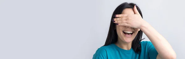 Obrázek Brunetky Dospívající Dívky Zakrývající Tvář Rukama Šmírující Skrz Její — Stock fotografie