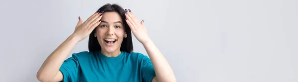 Imagen Una Adolescente Morena Cubriendo Cara Con Las Manos Mirando —  Fotos de Stock