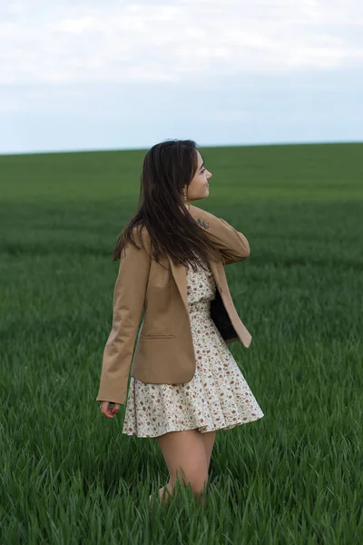 Retrato Uma Menina Morena Alegre Positiva Parque Primavera Verde — Fotografia de Stock