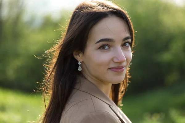 Retrato Uma Menina Morena Alegre Positiva Parque Primavera Verde — Fotografia de Stock