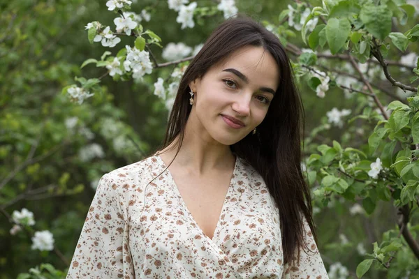 Retrato Uma Menina Morena Alegre Positiva Parque Primavera Verde — Fotografia de Stock