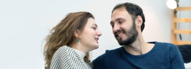 Aşık bir çift ve mutlu bir kadın. Sıradan, mutlu, aşık insanlar.