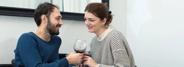 Pasangan Muda Dan Bahagia Minum Anggur Dan Bersantai Rumah — Stok Foto