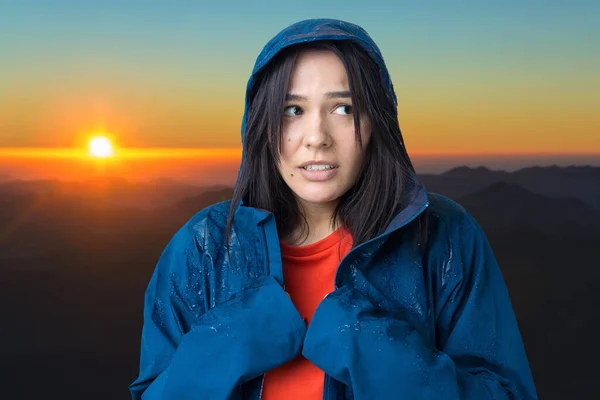 Retrato Una Niña Sonriente Vestida Con Impermeable Azul Gotas Posando — Foto de Stock