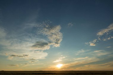 Güzel atmosferik dramatik bulutlar akşamları gün batımında.