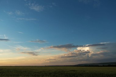 Güzel atmosferik dramatik bulutlar akşamları gün batımında.
