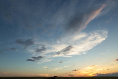 Güzel atmosferik dramatik bulutlar akşamları gün batımında.