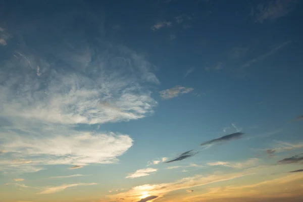 Lindas Nuvens Dramáticas Atmosféricas Noite Pôr Sol — Fotografia de Stock