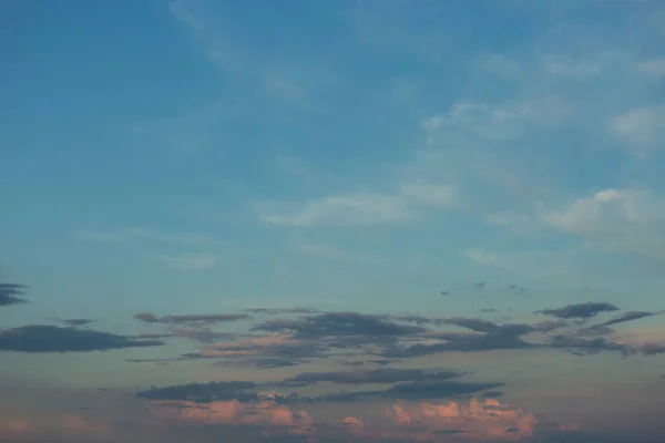 Indah Atmosfer Dramatis Awan Malam Hari Saat Matahari Terbenam — Stok Foto