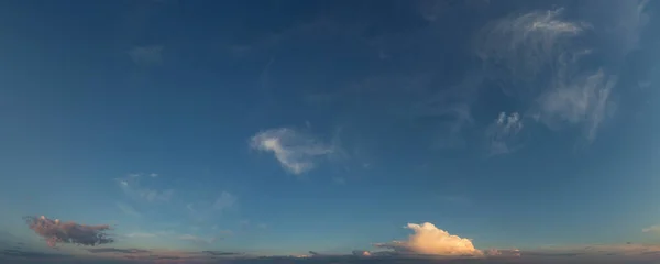 Bellissime Nuvole Atmosferiche Drammatiche Sera Tramonto — Foto Stock