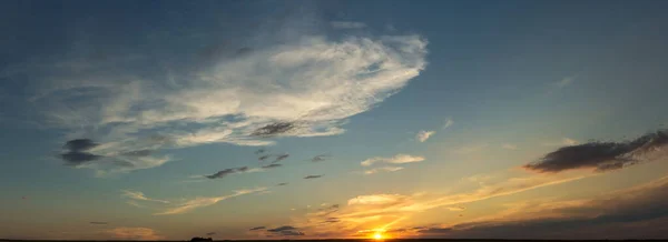 Beaux Nuages Atmosphériques Dramatiques Dans Soirée Coucher Soleil — Photo