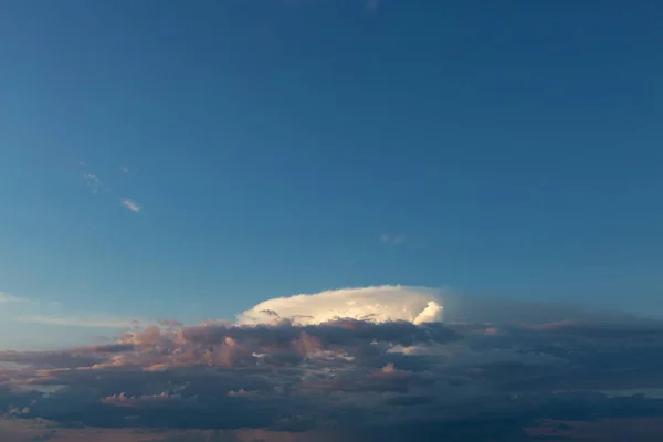 Schöne Atmosphärische Dramatische Wolken Abend Bei Sonnenuntergang — Stockfoto