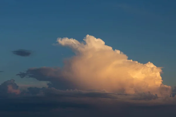 Indah Atmosfer Dramatis Awan Malam Hari Saat Matahari Terbenam — Stok Foto