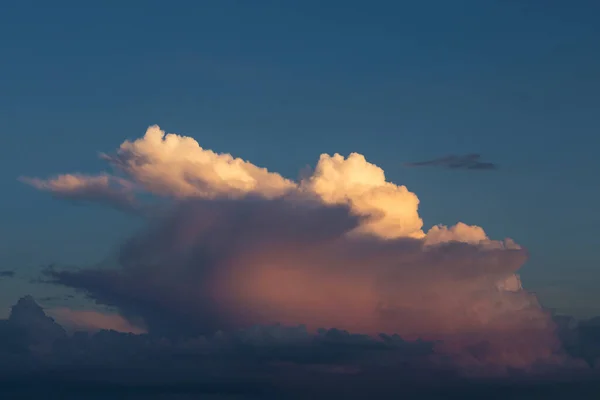 Lindas Nuvens Dramáticas Atmosféricas Noite Pôr Sol — Fotografia de Stock