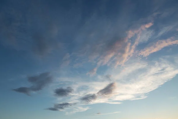 Schöne Atmosphärische Dramatische Wolken Abend Bei Sonnenuntergang — Stockfoto