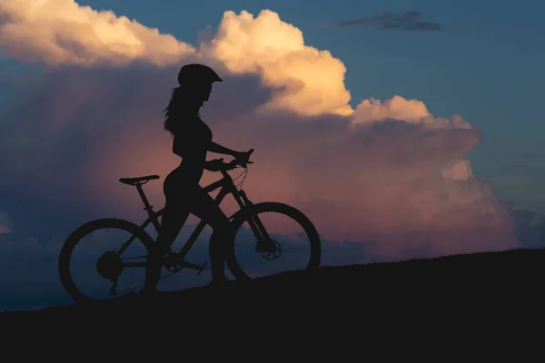 Mädchen Auf Einem Mountainbike Gelände Schönes Porträt Eines Radfahrers Bei — Stockfoto