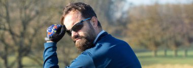 Dağın zirvelerini şortlu ve formalı bisikletçilerle modern karbon donanımlı çatallı bisikletle fethediyor. .