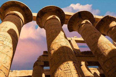 Karnak Tapınağı, Luxor 'daki Nil Vadisi' nde antik Mısır 'ın heykel heykelleri, duvarda kabartmalı hiyeroglifler..