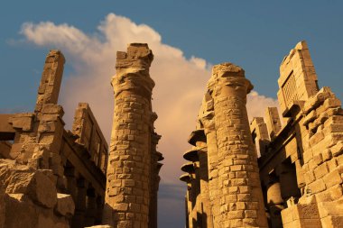 Karnak Tapınağı, Luxor 'daki Nil Vadisi' nde antik Mısır 'ın heykel heykelleri, duvarda kabartmalı hiyeroglifler..