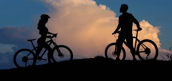 Zwei Silhouetten Von Radfahrern Vor Dem Hintergrund Des Sonnenuntergangs Athletischer — Stockfoto