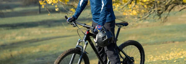 Erövra Bergstoppar Med Cyklist Shorts Och Jersey Modern Kol Hardtail — Stockfoto