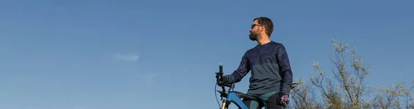 산봉우리를 반바지와 셔츠를 현대식 경마장 자전거를 달리는 자전거 — 스톡 사진