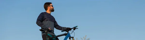 산봉우리를 반바지와 셔츠를 현대식 경마장 자전거를 달리는 자전거 — 스톡 사진