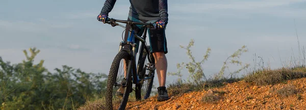 Conquistando Picos Montanha Por Ciclista Shorts Jersey Uma Moderna Bicicleta — Fotografia de Stock