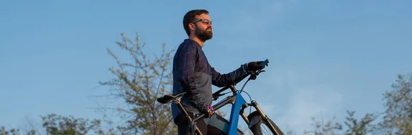 Conquistar Picos Montaña Por Ciclista Pantalones Cortos Jersey Una Moderna —  Fotos de Stock