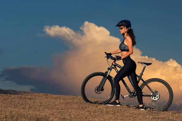 Dziewczyna Rowerze Górskim Offroad Piękny Portret Rowerzysty Zachodzie Słońca Fitness — Zdjęcie stockowe