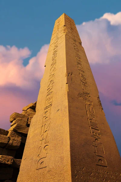 Karnak Temple Kolossala Skulpturer Antikens Egypten Nildalen Luxor Präglade Hieroglyfer — Stockfoto