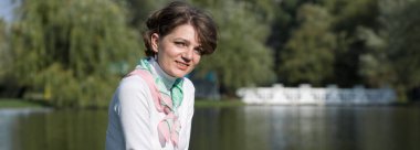 Parktaki genç kadın. Fransız tarzında şirin bir kız portresi..