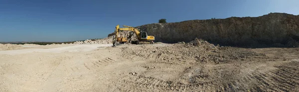 Una Gran Excavadora Orugas Amarillas Está Minando Roca Una Cantera — Foto de Stock