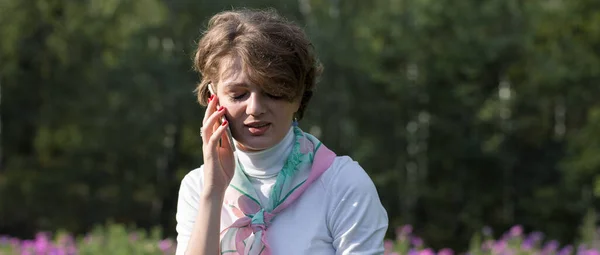 Молодая Женщина Парке Разговаривает Мобильному Телефону Симпатичный Женский Портрет Французском — стоковое фото