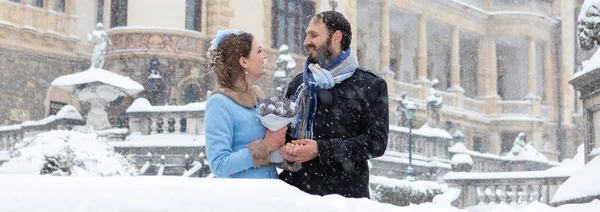 Glückliches Junges Paar Winterpark Familie Freien Auf Der Burg — Stockfoto