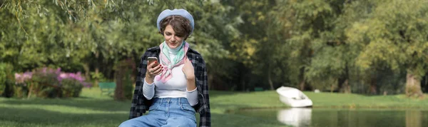 Ung Kvinna Parken Talar Med Mobiltelefon Söt Flicka Porträtt Fransk — Stockfoto