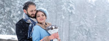 Winter Park 'taki mutlu genç çift. Aile dışarıda, kalede..