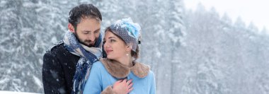 Winter Park 'taki mutlu genç çift. Aile dışarıda, kalede..