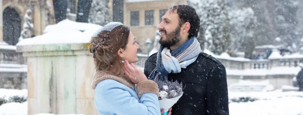 Glückliches Junges Paar Winterpark Familie Freien Auf Der Burg — Stockfoto