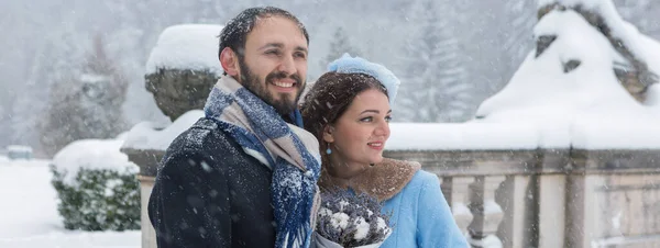 Casal Jovem Feliz Parque Inverno Família Livre Castelo — Fotografia de Stock