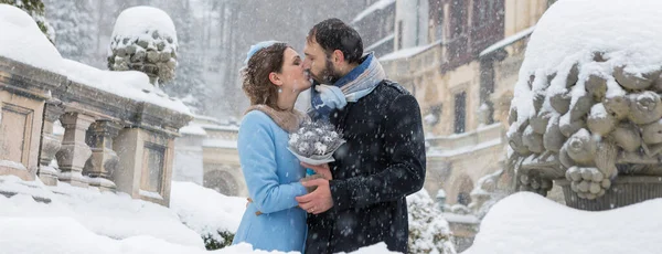 Casal Jovem Feliz Parque Inverno Família Livre Castelo — Fotografia de Stock