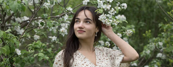 Porträt Eines Positiven Fröhlichen Brünetten Mädchens Einem Grünen Frühlingspark — Stockfoto