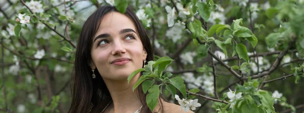 Porträt Eines Positiven Fröhlichen Brünetten Mädchens Einem Grünen Frühlingspark — Stockfoto