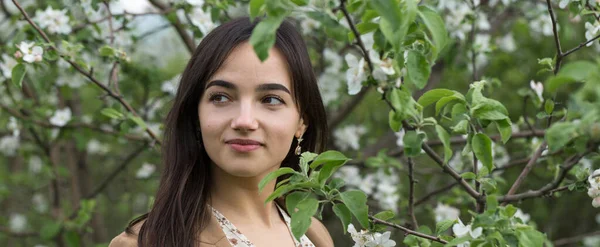 Porträt Eines Positiven Fröhlichen Brünetten Mädchens Einem Grünen Frühlingspark — Stockfoto