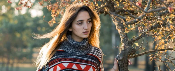 Retrato Outono Uma Menina Suéter Étnico — Fotografia de Stock